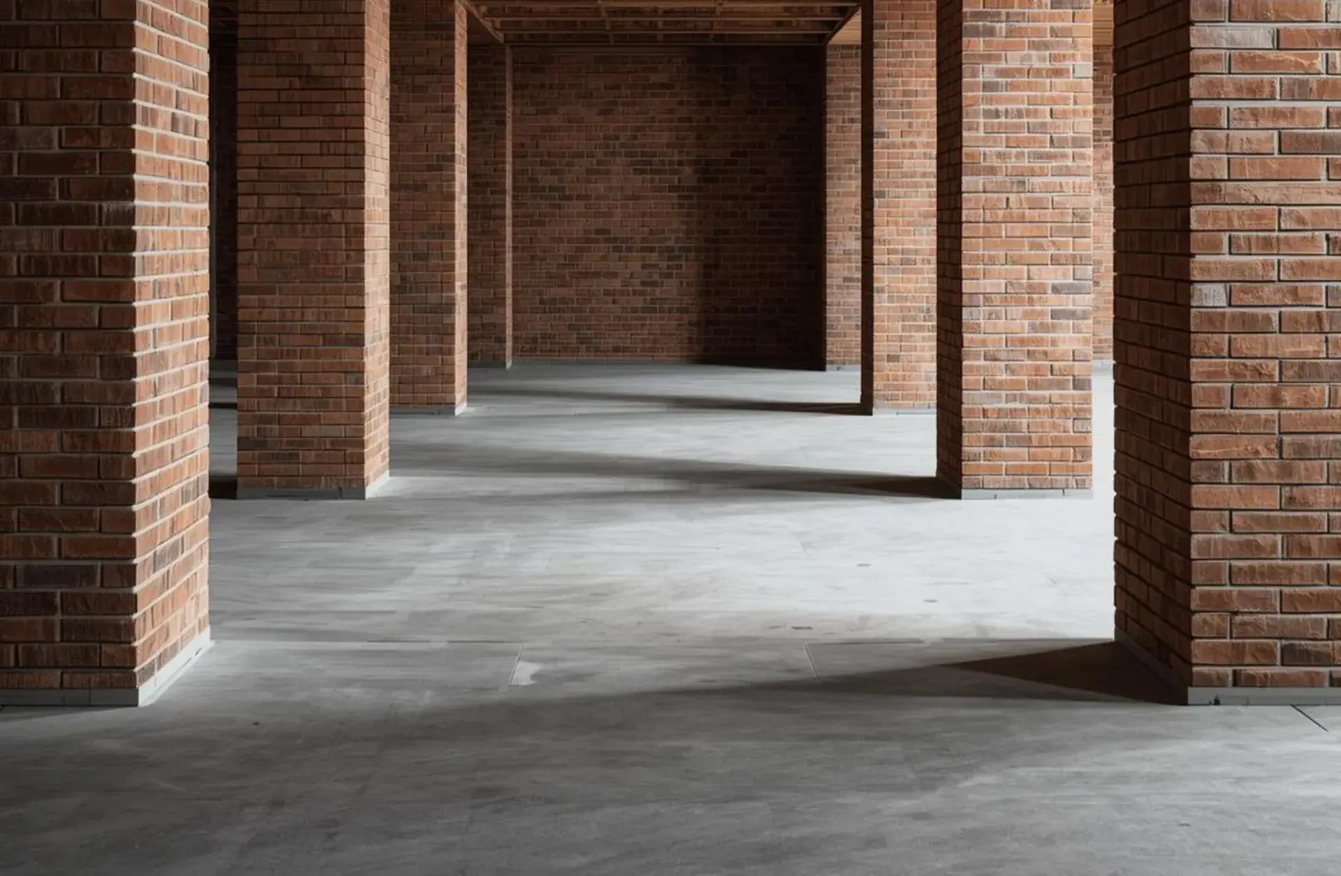 Rohbau mit Backsteinwänden und vorbereitetem Betonboden